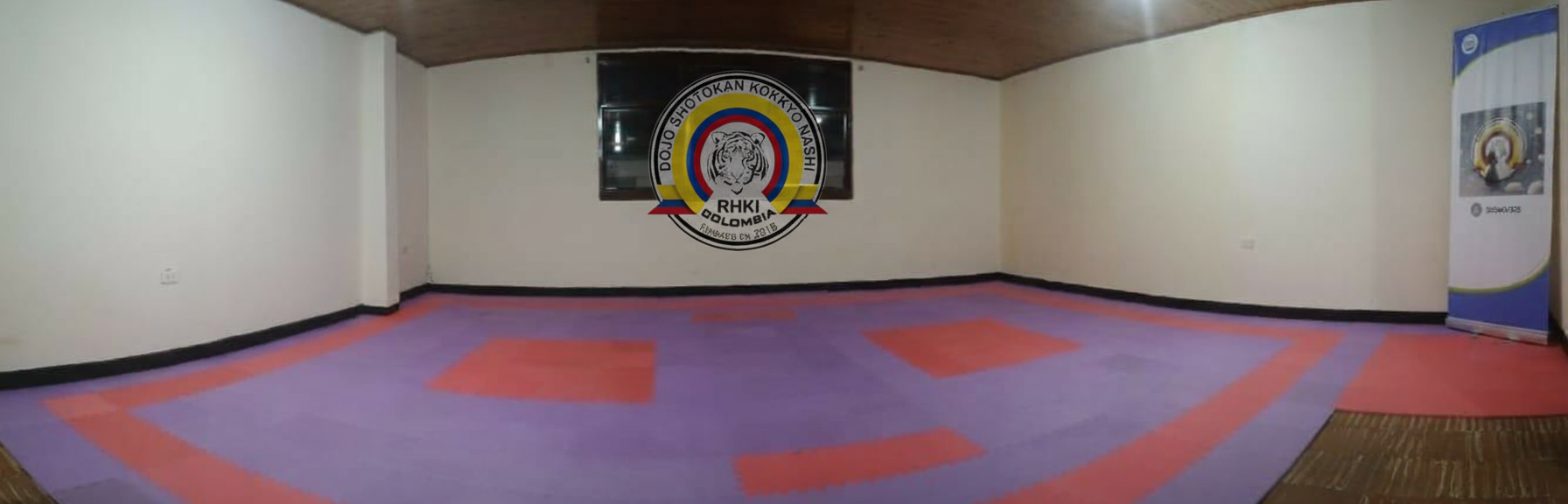 Logo del dojo integrado de forma estética sobre la imagen del dojo.