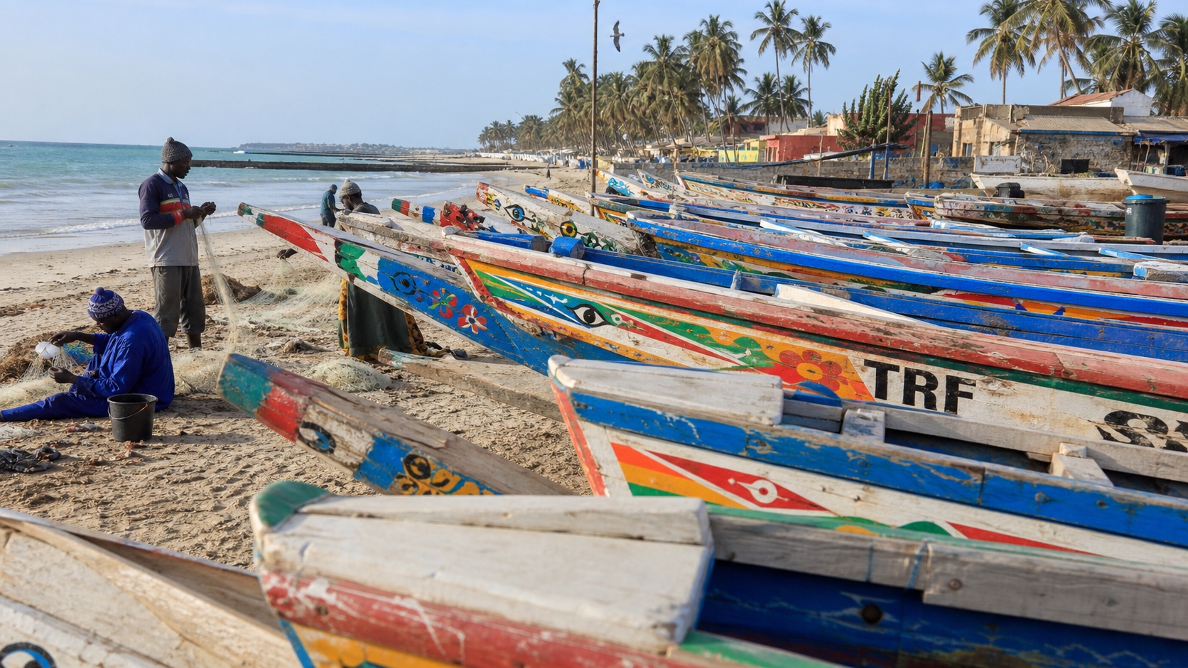 Kleurrijke visserspiroges op de Saloum-rivier in Senegal — onmisbare halte van een roadtrip