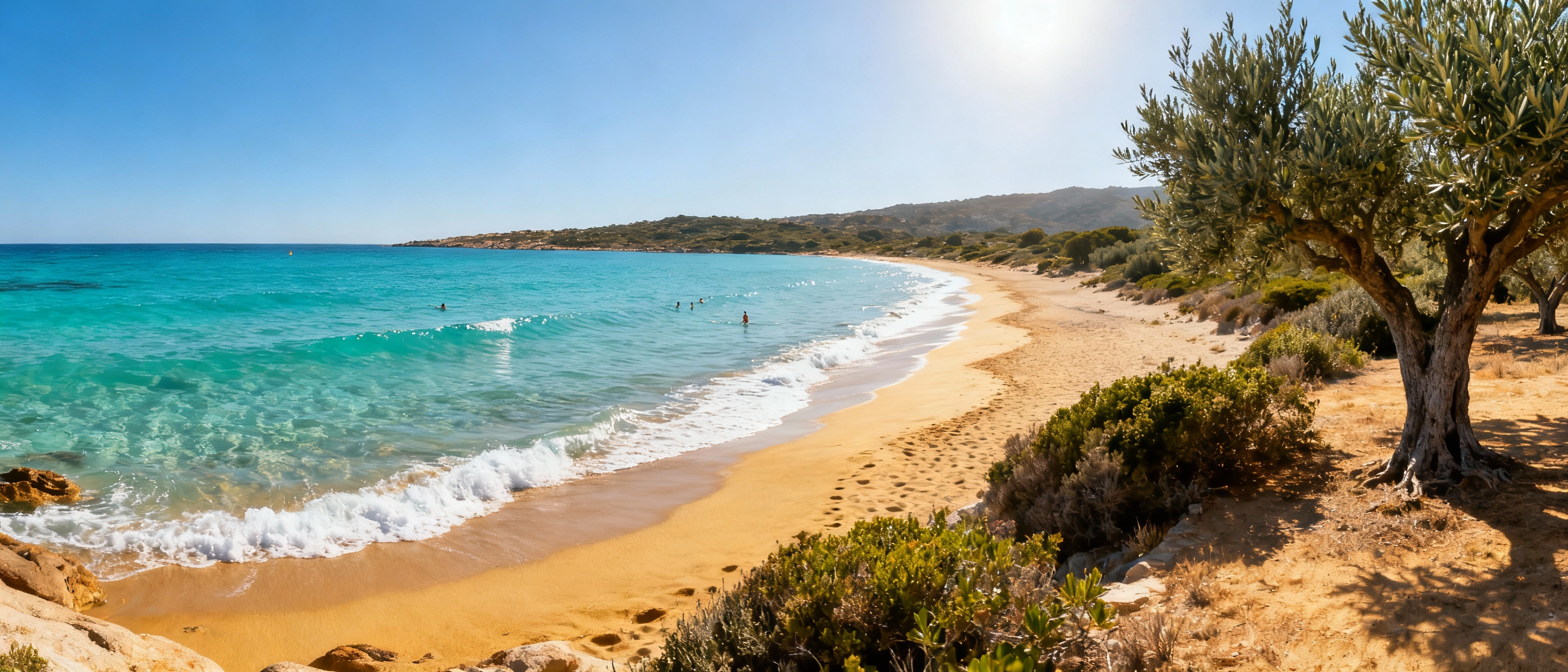 Spiaggia di Li Junchi di Badesi con sabbia gialla e mare turchese in condizioni ideali